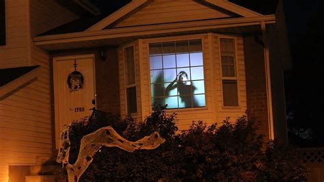 20+ Spooky Halloween Window Projections