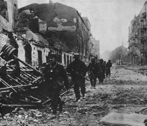 File:Warsaw Uprising - SS in Old Town.jpg - Wikimedia Commons