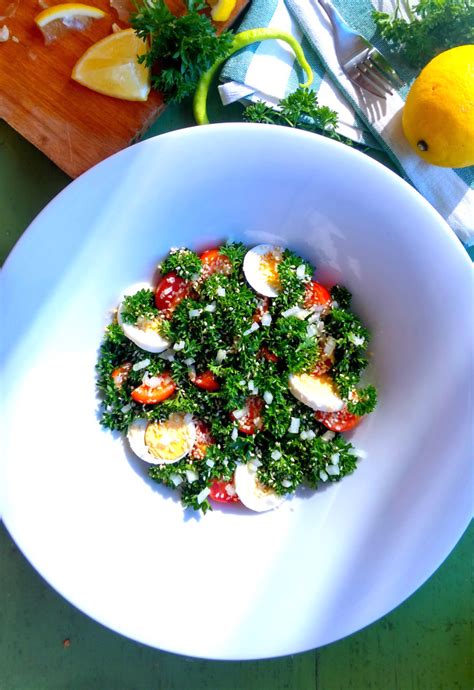 CURLY PARSLEY AND EGG SALAD WITH GOLDEN SESAME - DIY BITES