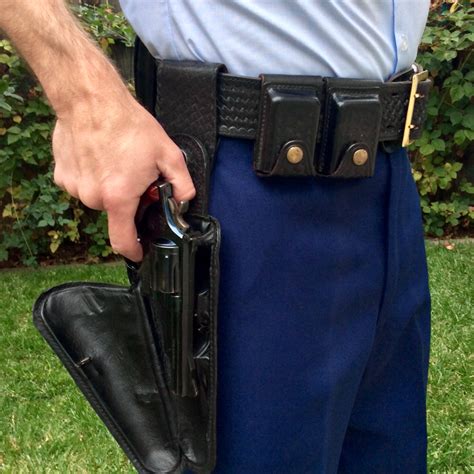 Fighting Leather: The Clamshell Holster – RevolverGuy.Com