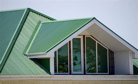 12 Best Colors To Paint A House With A Green Roof