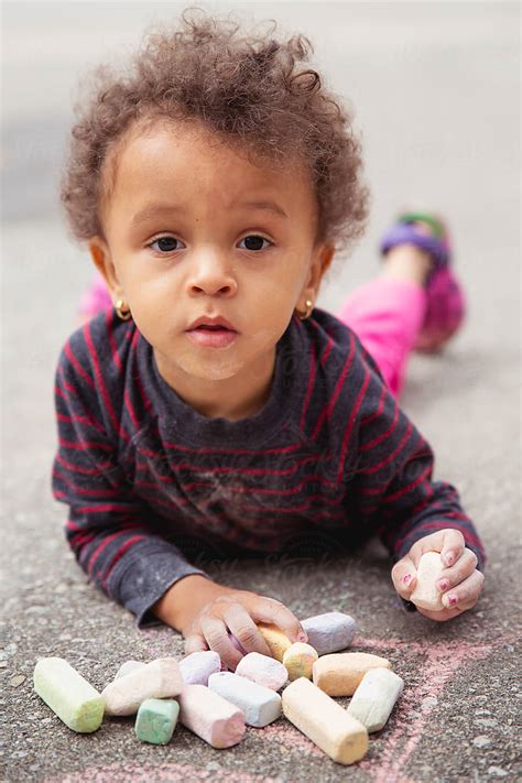 «Cute Child Drawing With Large Pieces Of Chalk» del colaborador de Stocksy «Anya Brewley ...