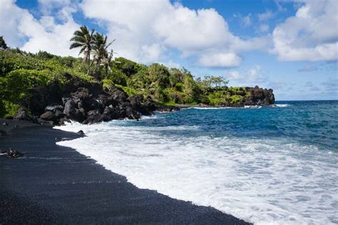 Black Sand Beach Maui: all you need to know about Honokalani - Love and Road