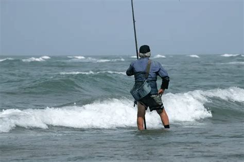 Saltwater Surf Fishing Tips (Techniques, & Tricks For Beginners)