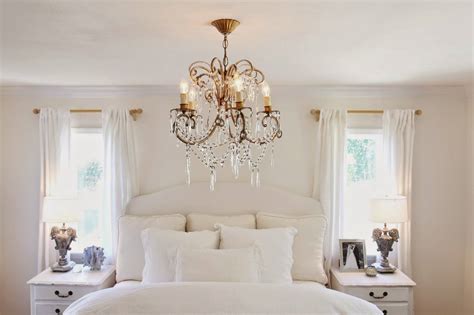 20 Master Bedroom Designs With Chandeliers