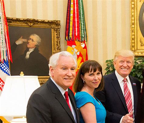 9 Funny Alternative Versions Of The Paintings In Trump's Press Photos | DeMilked