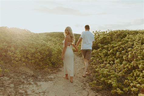 Couple Beach Photos for Your Hawaii Engagement - valoryevalyn.com