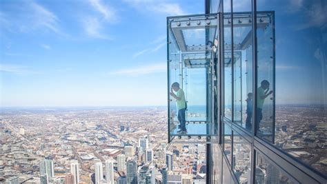 Coating crack temporally closes Skydeck at Chicago's Willis Tower