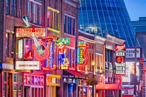 4 BEST Ways to Enjoy Broadway Street in Downtown Nashville