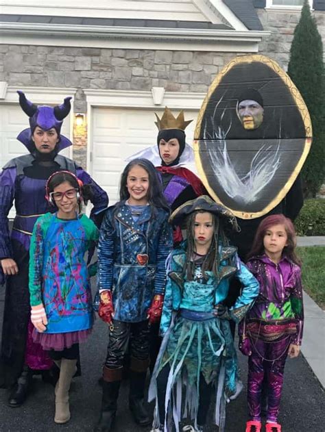 Family Disney Descendants Costumes - Lola Lambchops