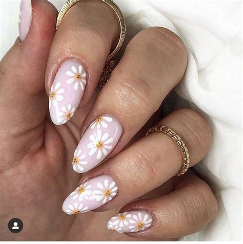 vampireuniversebr: Daisy Nail Design