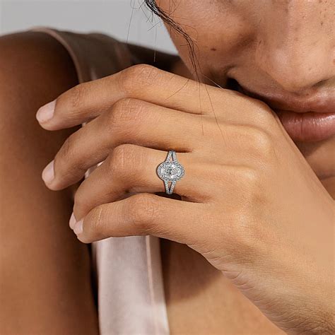 Oval 2ct Lab-Grown Diamond Halo Ring | Shane Co.