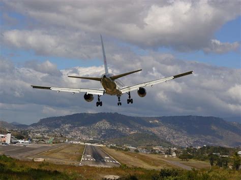 Honduras: World's Trickiest Landing