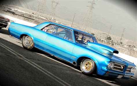 1964 Pontiac GTO Speeds Up While Drag Racing | MyRideisMe.com