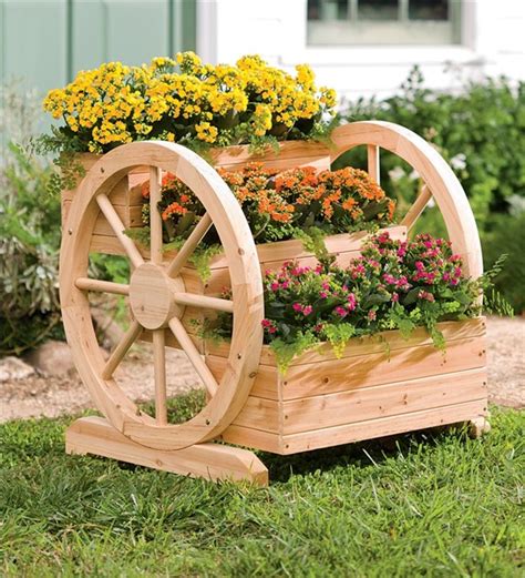 Amazing Wagon Wheel Garden Decorations That Will Surprise You