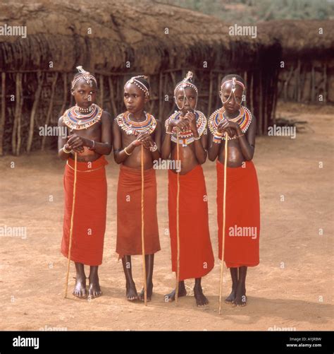 Maasai children dancers in The Maasai Mara National Reserve, Narok Stock Photo: 17124156 - Alamy