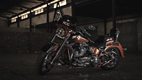 Stunning Harley-Davidson Motorcycle 4K Ultra HD Wallpaper by Tú Anh