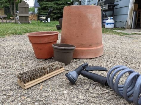 How to Spray Paint Plastic Planters in 7 Easy Steps