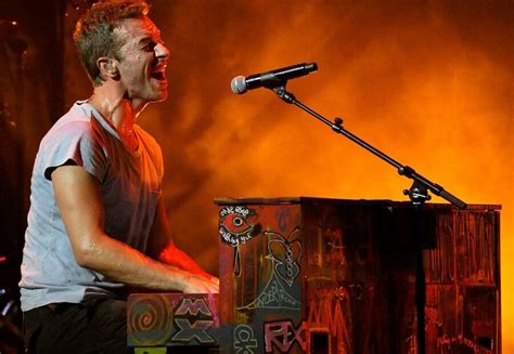 Watch Chris Martin Play A Coldplay Classic On A Pub Piano | iHeart