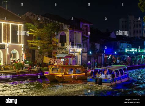 Malacca River Cruise boat sailing down the Malacca river at night Stock Photo - Alamy