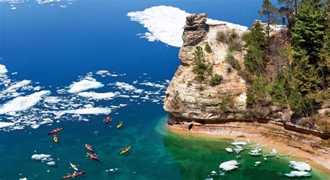 Pictured Rocks National Lakeshore, USA (with Map & Photos)