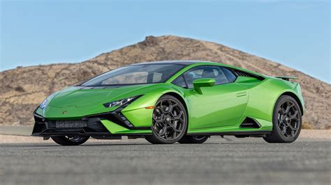 What are the design features of the Lamborghini Huracan?