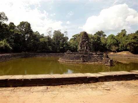 Asisbiz Neak Pean Temple sanctuary and artificial pond 04