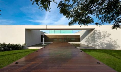 Lincoln House: A Tribute to Nature with Spacious and Cozy Living Spaces