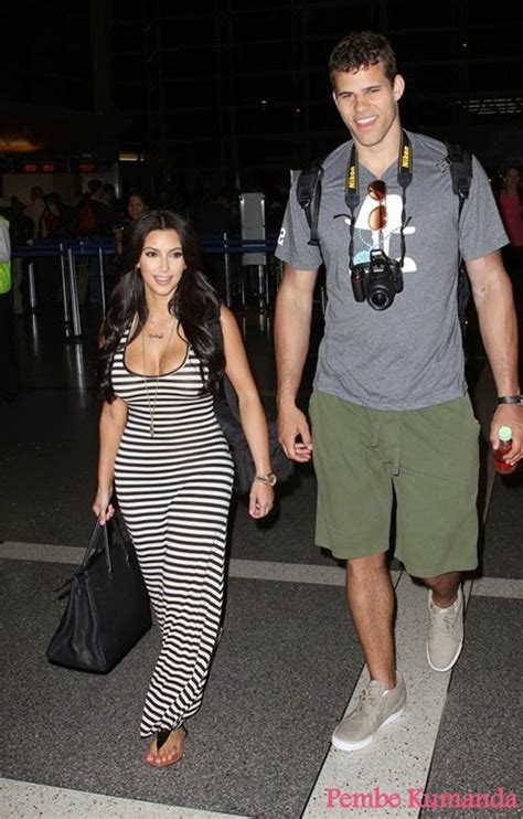 Short Celebrities: Kim Kardashian's height is 5 ft 2 in (157 cm)