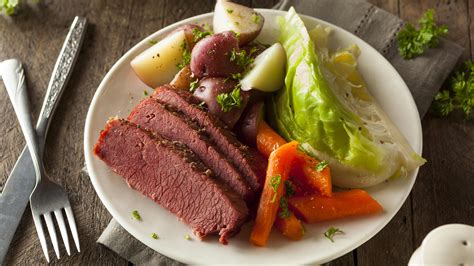 SHOP 'n SAVE - Recipe: Homestyle Corned Beef and Cabbage with Red Potatoes