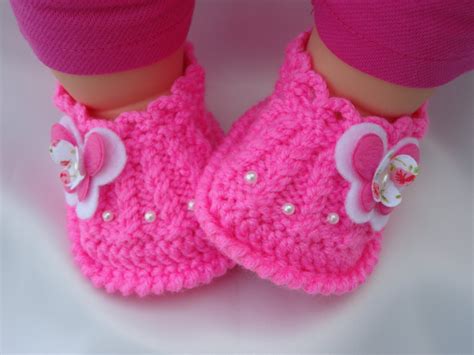 Meryem Uzerli: Hand knitted baby girl shoes