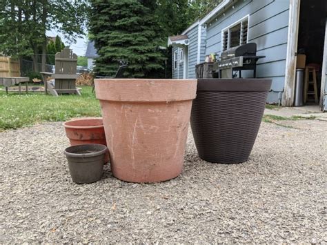 How to Spray Paint Plastic Planters in 7 Easy Steps