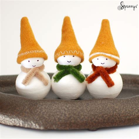 DIY Christmas decorations: homemade snowman ornaments • SPUNNYS