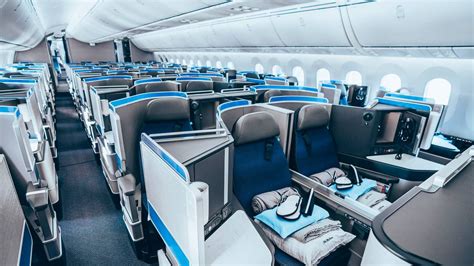 United Is the First U.S. Airline to Get the Massive New 787-10 Dreamliner Planes — and You Need ...