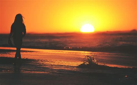 Gambar Wanita Di Pantai Sunset - Gambar Barumu