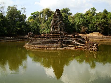 Asisbiz Neak Pean Temple sanctuary and artificial pond 11