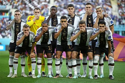 Why Germany players covered their mouths for World Cup team photo - Futbol on FanNation