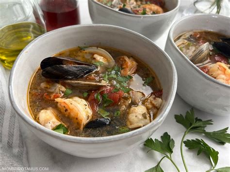 Easy Cioppino Recipe (Seafood Stew)