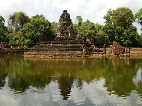 Asisbiz Neak Pean Temple Jaya Tadaka artificial lake Jan 2010 04