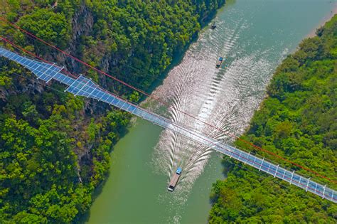 Majestic glass bridge opens in the Huangchuan three gorges scenic area - Åvontuura