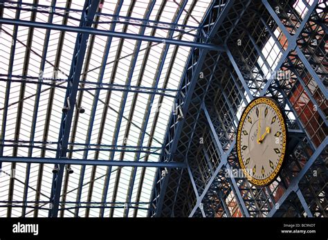 Clock st pancras hi-res stock photography and images - Alamy