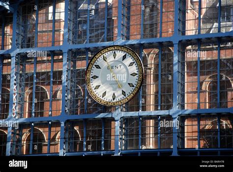 St Pancras station clock Stock Photo - Alamy