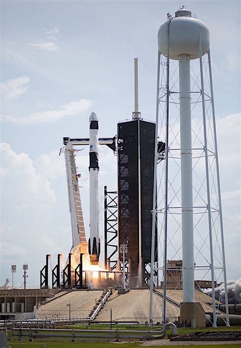 Here Are the Glorious HD Photos of the SpaceX Crew Dragon Launch - autoevolution