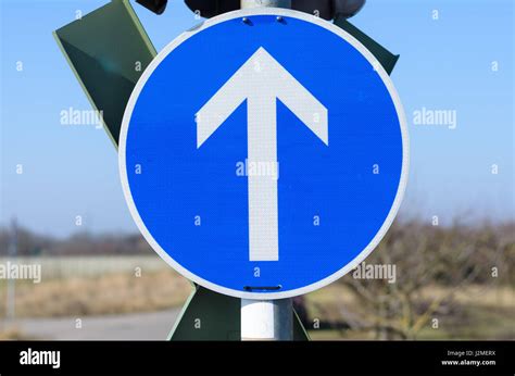 Road Sign Arrow Blue Round Stock Photos & Road Sign Arrow Blue Round Stock Images - Alamy