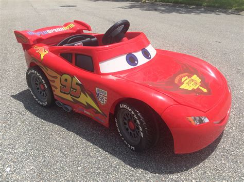 Disney/Pixar Cars 2 Lightning McQueen Ride-On Car - Vero Vine