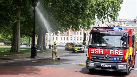 London Fire Brigade declares ‘major incident’ — RT World News