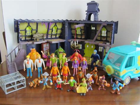 SCOOBY-DOO MYSTERY MANSION HAUNTED HOUSE PLAYSET w/ FIGURES AND MYSTERY MACHINE | #1933682493