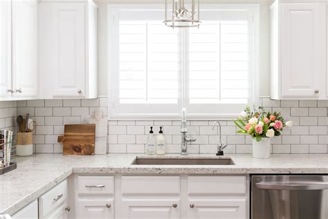 30+ White Subway Tile Backsplash In Kitchen - DECOOMO