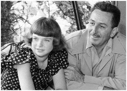 Walt Disney with his daughter, Sharon. | Mundo walt disney, Personas importantes, Padre y madre