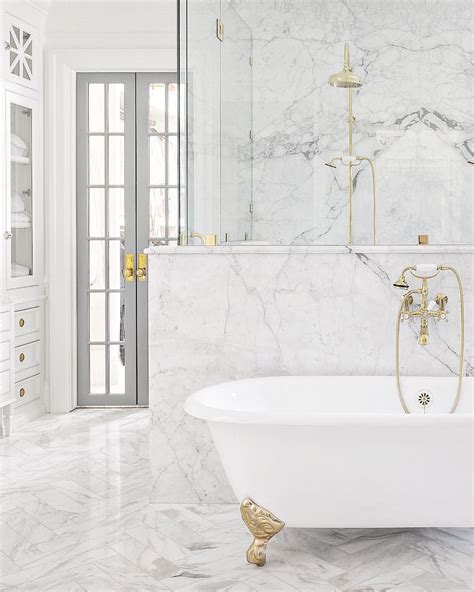 Marble Bathroom With Bathtub – TRENDECORS